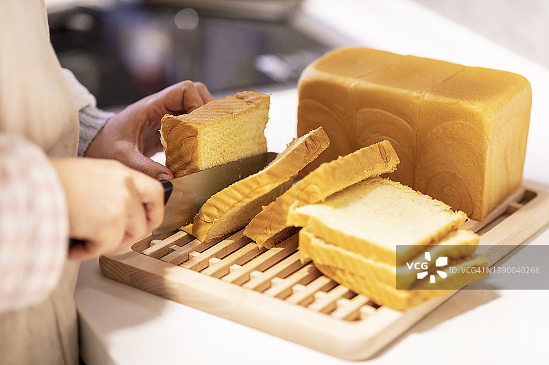 新鲜烘焙的白面包图片素材