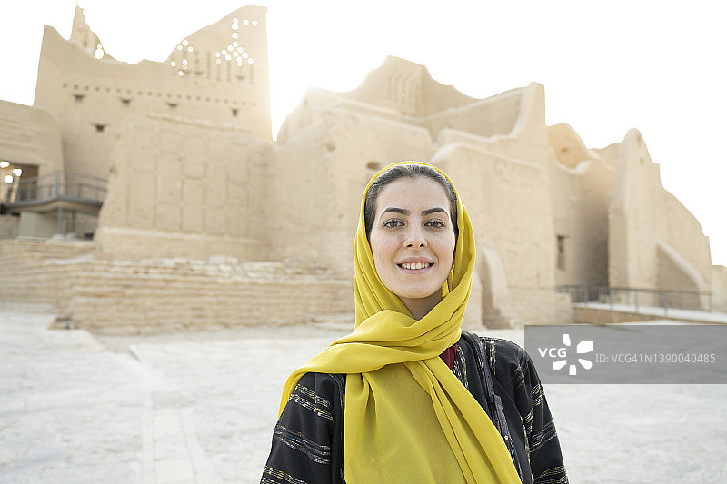 30多岁游客参观利雅得附近At-Turaif的画像图片素材