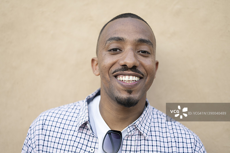 30岁出头的黑人男子户外休闲装头像图片素材