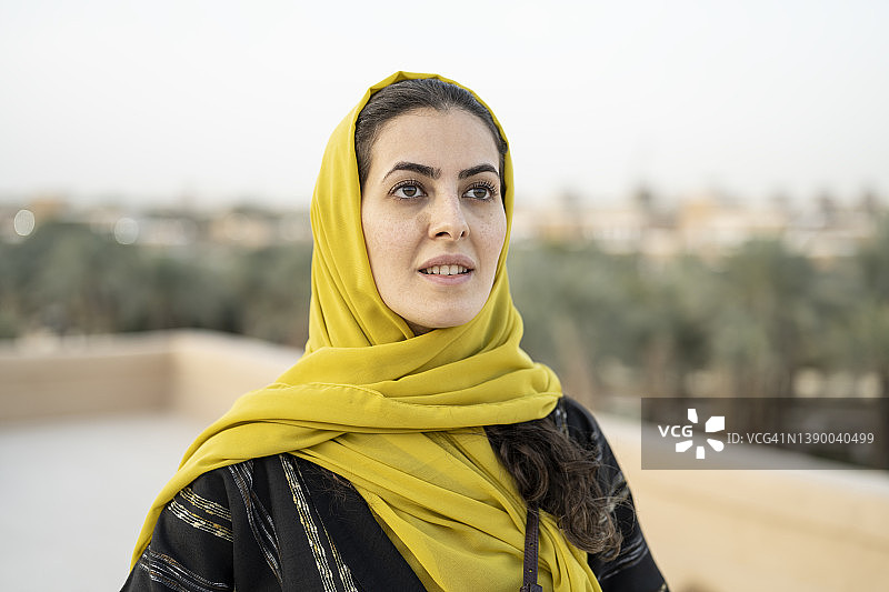 身穿传统服装的女游客参观图赖夫图片素材