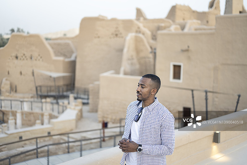 男性游客欣赏图赖夫遗址的抓拍图片素材