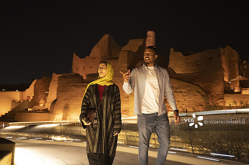 旅行者在夜晚欣赏光彩照人的迪里耶遗址图片素材