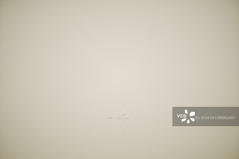 湖上烟雾笼罩的船图片素材