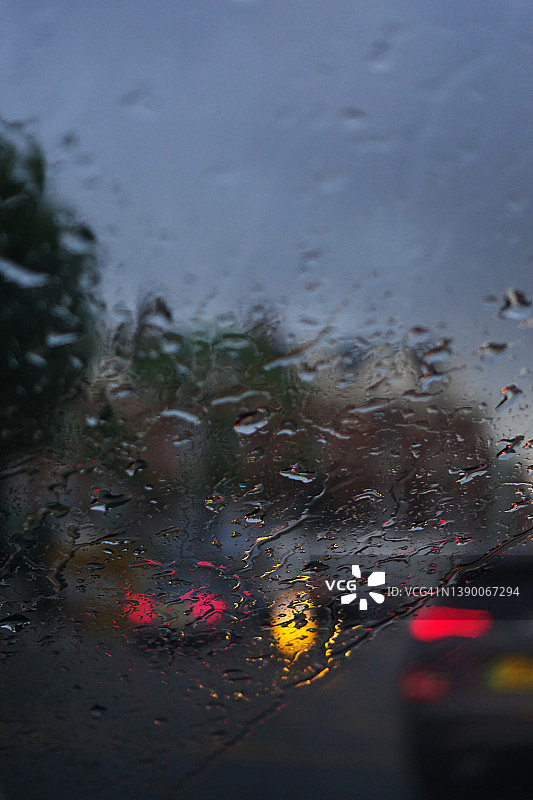 玻璃上的雨水图片素材