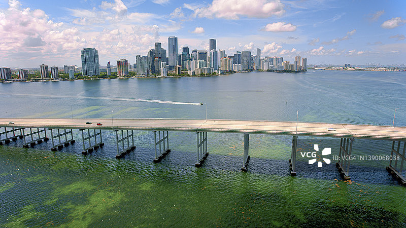 比斯坎湾的里肯巴克堤道图片素材