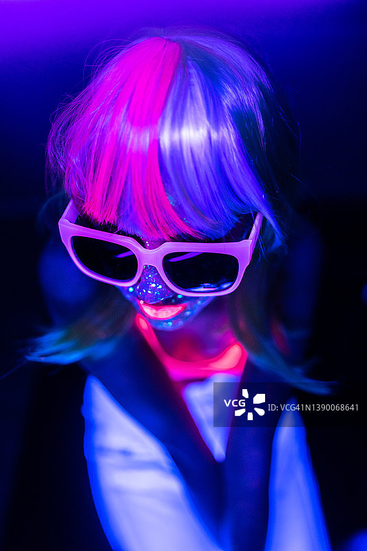 紫外线下年轻女孩的肖像图片素材