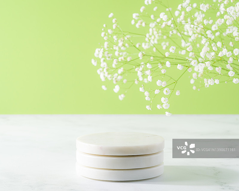 浅绿色背景上的大理石杯垫图片素材