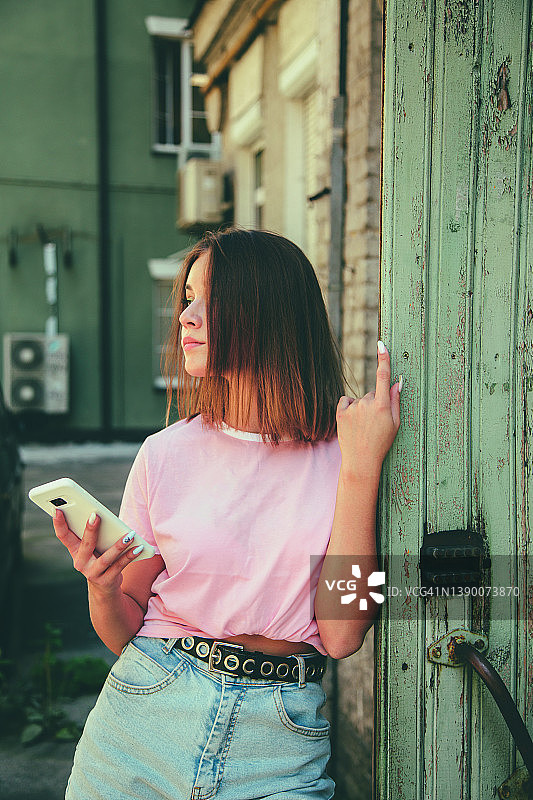 使用手机的青少年女孩图片素材