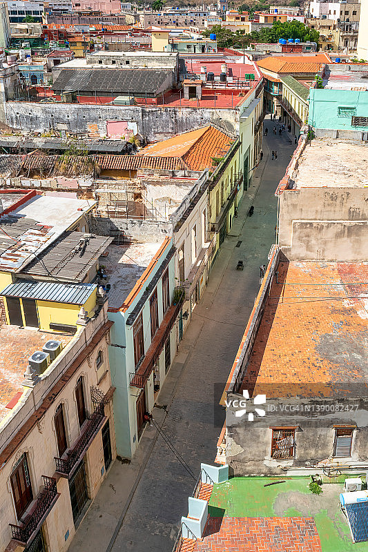 哈瓦那老城的狭窄街道图片素材