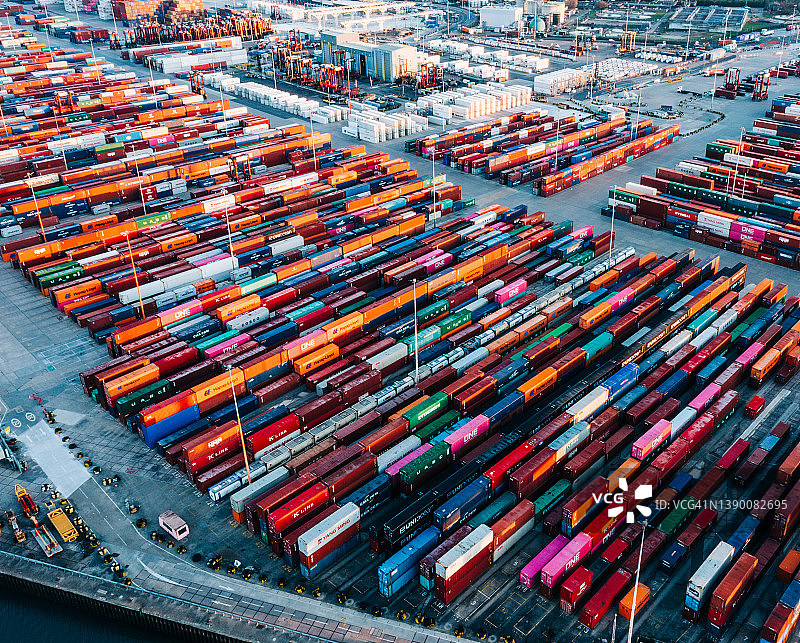 港口堆积的集装箱鸟瞰图图片素材
