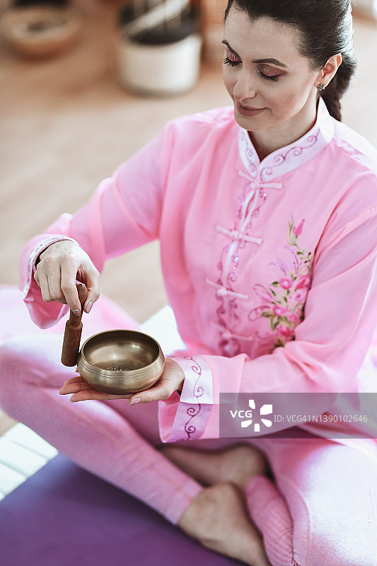 瑜伽女修行者用钵召唤学生上课图片素材