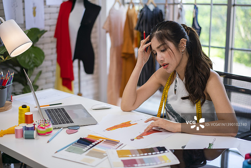 设计师专业的学生正在考虑设计服装图片素材