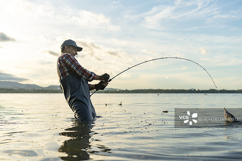 清晨享受日出的钓鱼人图片素材