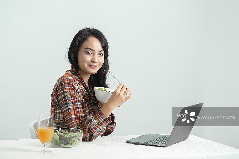 亚洲女性的健康食品图片素材