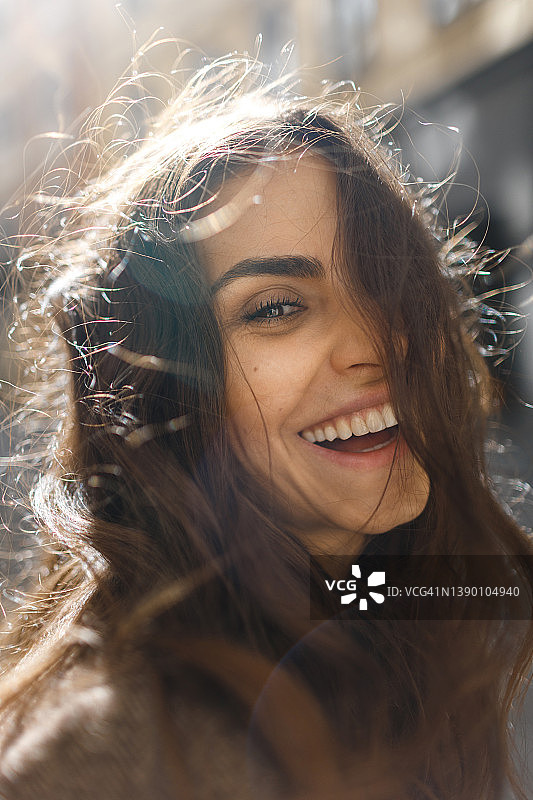 身穿棕色外套的年轻女模特肖像图片素材