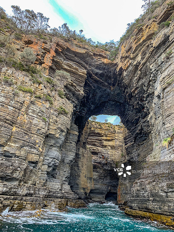 塔斯马尼亚国家公园保护区，亚瑟港，鹰嘴颈海岸悬崖景观：魔鬼厨房和塔斯曼拱门图片素材