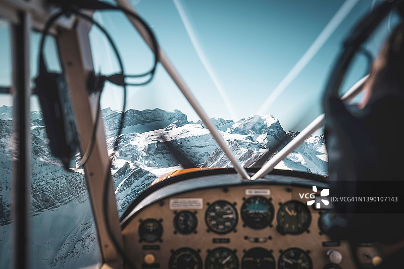 历史飞机飞入山脉的驾驶舱视角图片素材