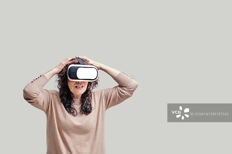 使用增强现实眼镜的害怕的女人图片素材