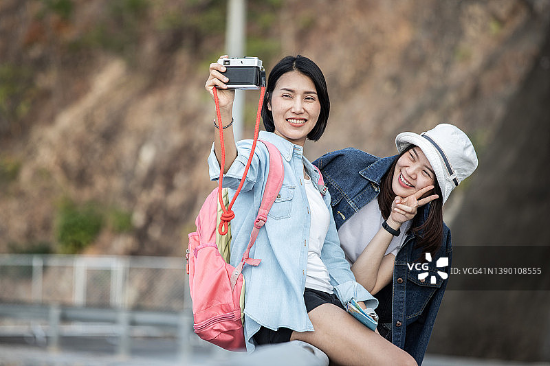 两位女人在旅游景点自拍图片素材