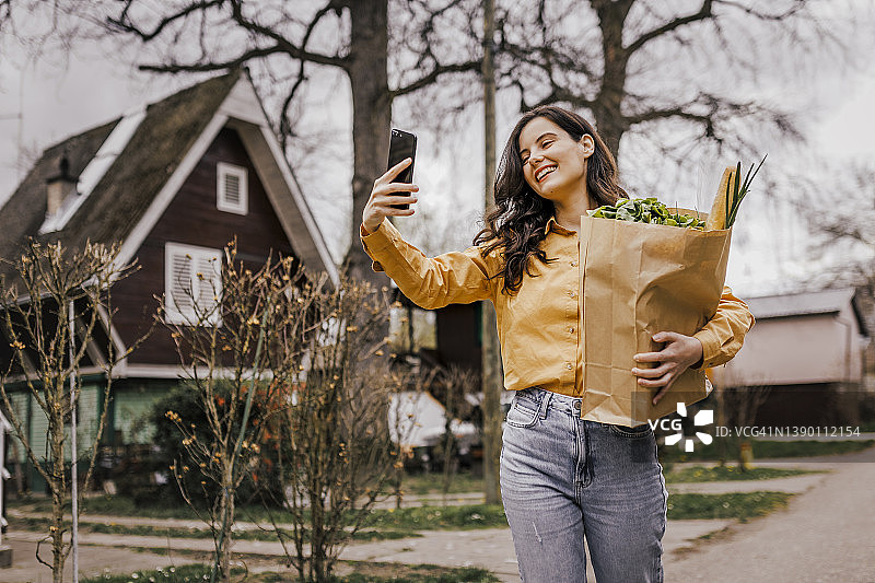 购物时使用智能手机的女人图片素材