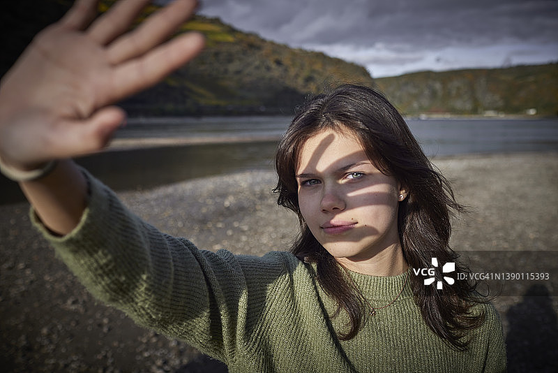 在河岸边遮阳的女孩肖像图片素材