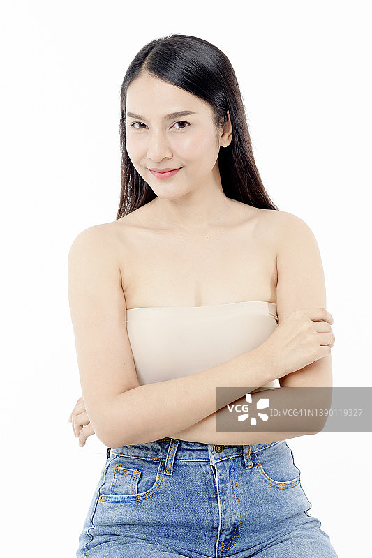 白色背景前的漂亮女人肖像图片素材