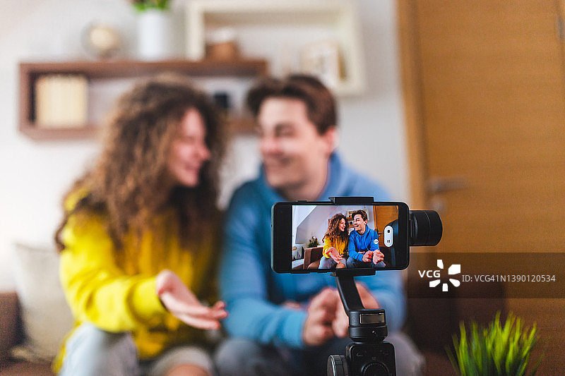 云台智能手机录制居家情侣视频图片素材