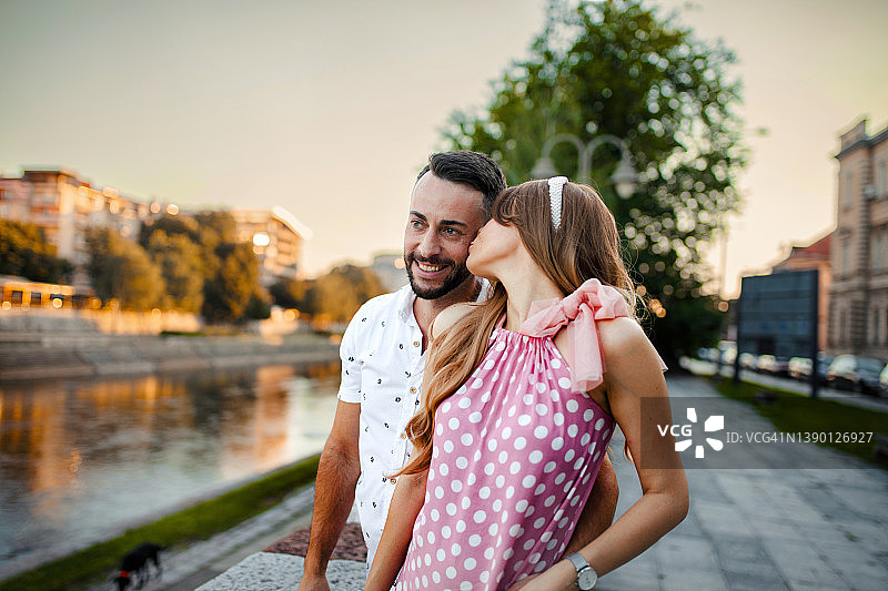 年轻情侣在河边享受美好的夏日图片素材