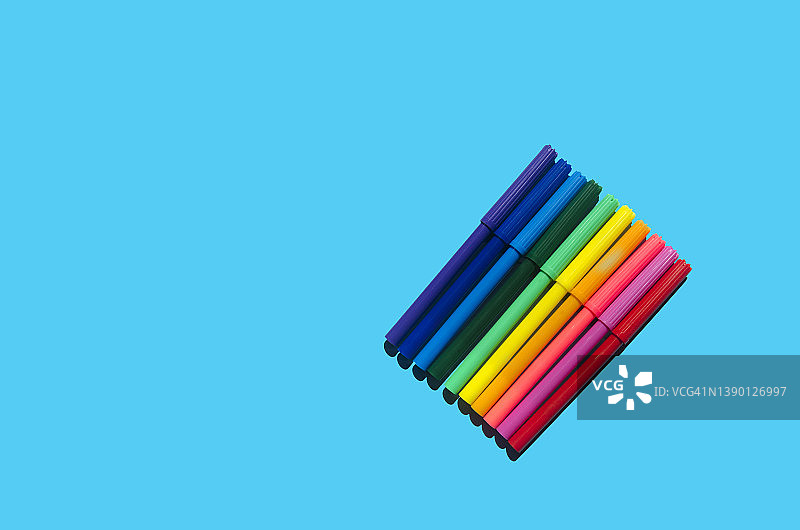 蓝色背景上不同颜色的学校用笔合集图片素材