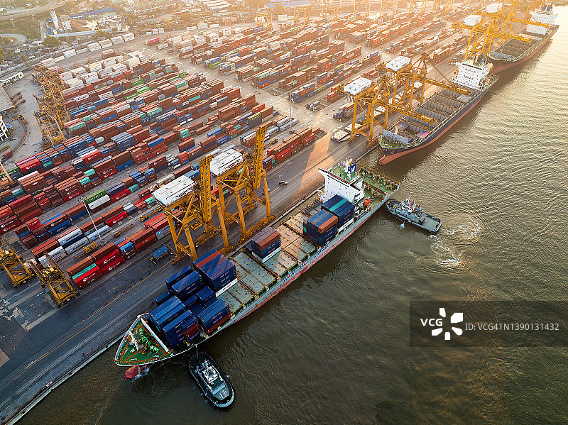 航拍：曼谷国际港口日出，货船和起重机装载集装箱，进出口业务物流图片素材