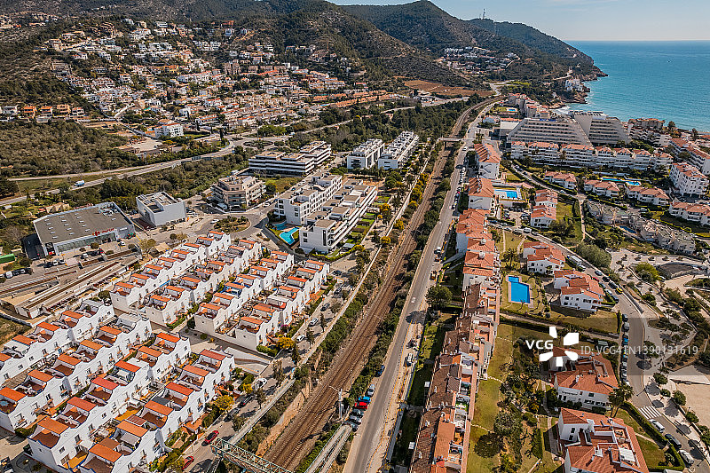 俯瞰西班牙加泰罗尼亚巴塞罗那的海滨村庄锡切斯图片素材