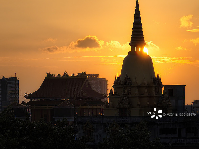 泰国宋卡府合艾金色宝塔寺庙和城市摩天大楼的日落景色图片素材