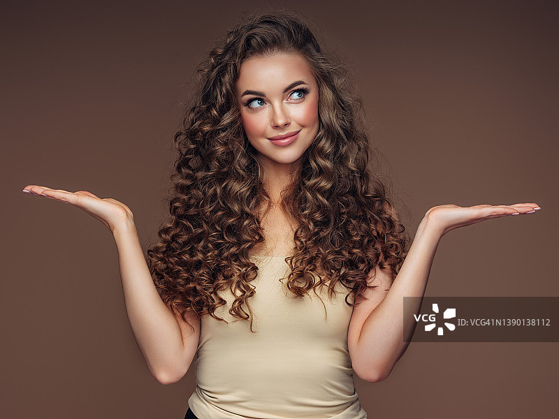 拥有完美秀发的年轻漂亮女子图片素材