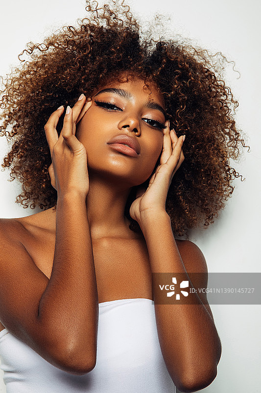有着卷发的漂亮非洲女孩图片素材
