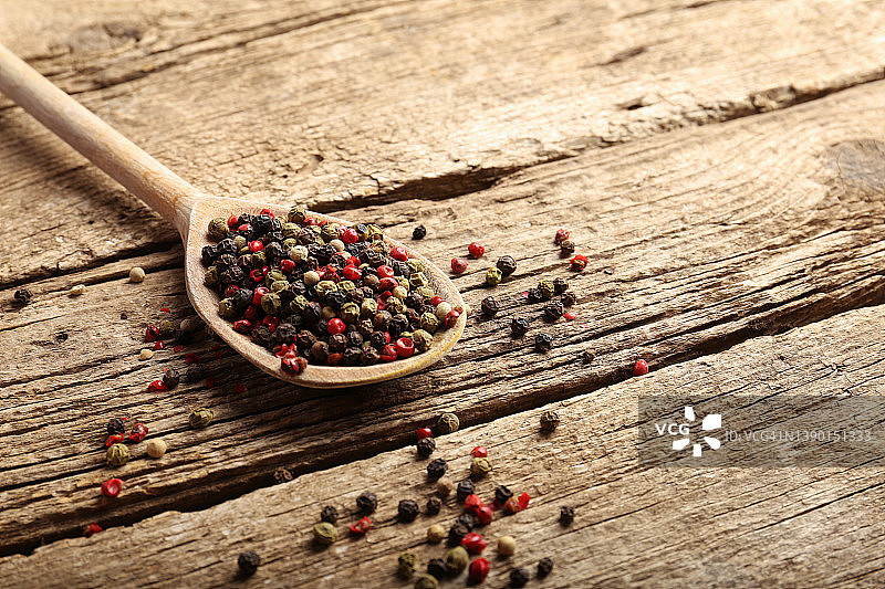 木质背景上的胡椒粒图片素材