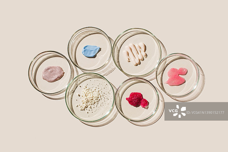 米色背景下的化妆品培养皿：化妆品实验室研究、皮肤科学、天然药物、化妆品研究概念图片素材