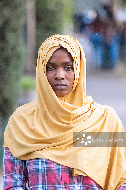 戴头巾的沉思黑人穆斯林女人图片素材