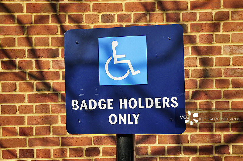 蓝色残疾人停车位标志图片素材