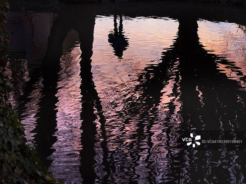 阿宾登修道院小溪中的波纹和倒影，冬日日出图片素材