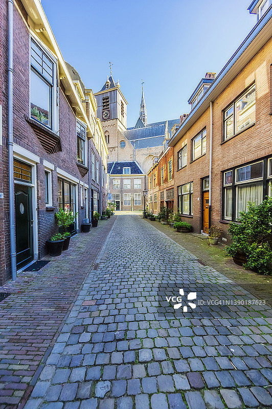 荷兰南荷兰省莱顿的鹅卵石小巷与教堂图片素材