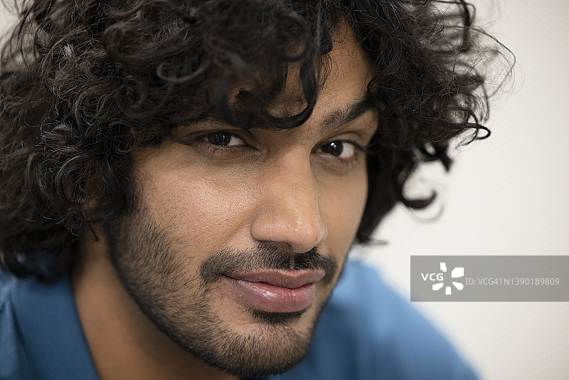 自信的络腮胡卷发技术员图片素材