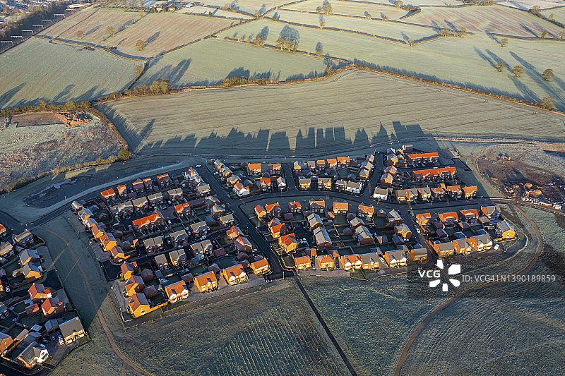 阳光明媚的城市住宅区图片素材