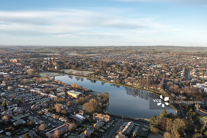 利奇菲尔德市湖畔的房屋图片素材