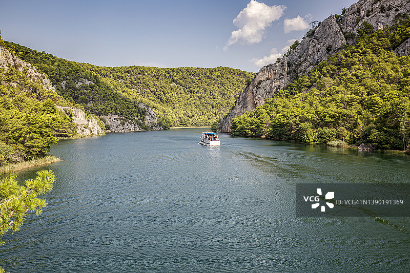 克罗地亚希贝尼克-克宁，克尔卡国家公园，山区河流中停泊的船舶图片素材