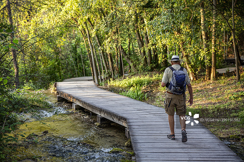 老年游客步行在克罗地亚希贝尼克-克宁的Krka国家公园的人行天桥上图片素材