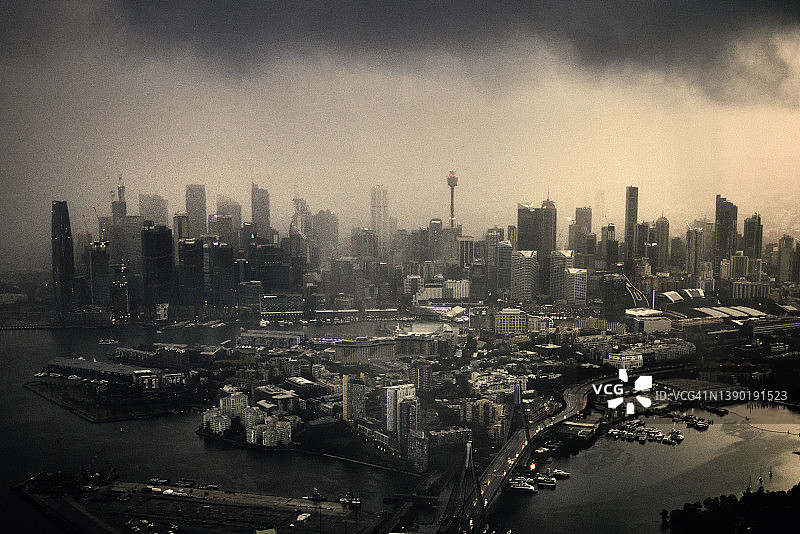 雨中城市天际线与摩天大楼，黄昏时分的灰色风暴云，鸟瞰图图片素材