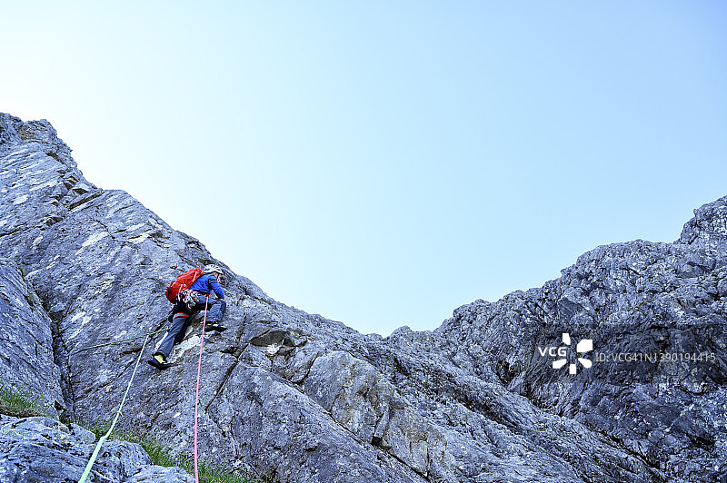 男人攀登岩石山图片素材