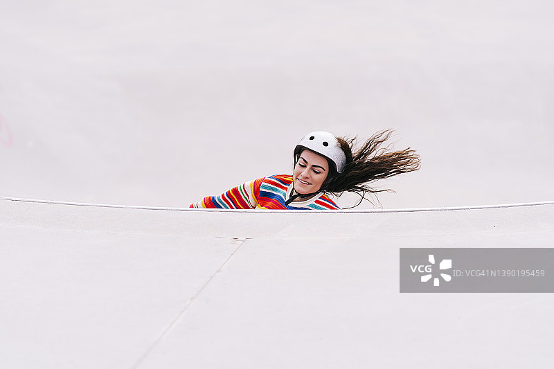 在滑板公园练习、头发蓬乱的女人图片素材