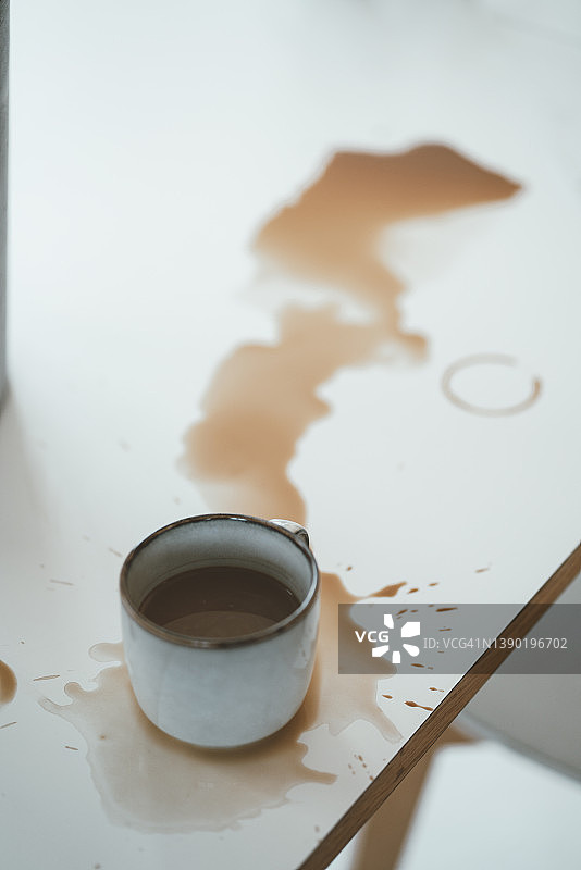 咖啡洒在家中桌子上图片素材