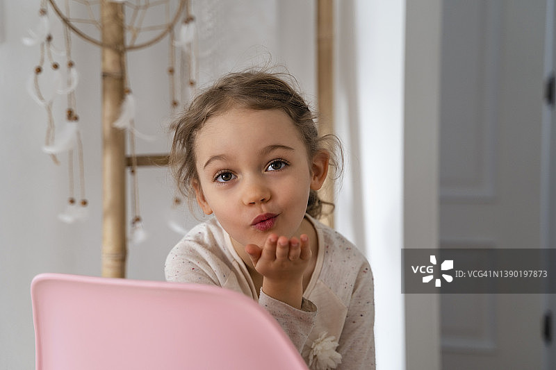 可爱的女孩在家飞吻图片素材